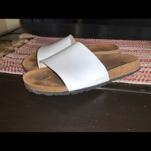 Birkenstock’s beulah white leather slides Sz 42/12